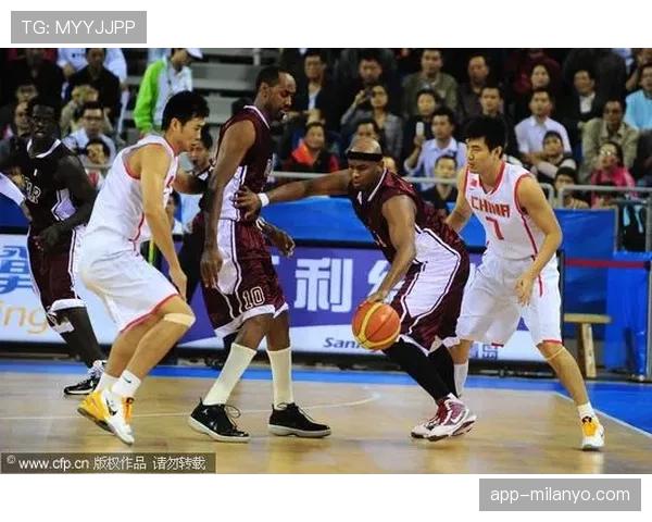 扬尼斯多次挡拆制造错位，提升内线得分与防守效率明显